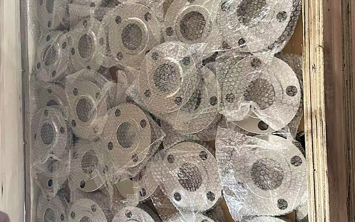 Super duplex flanges secured in an export crate with separators