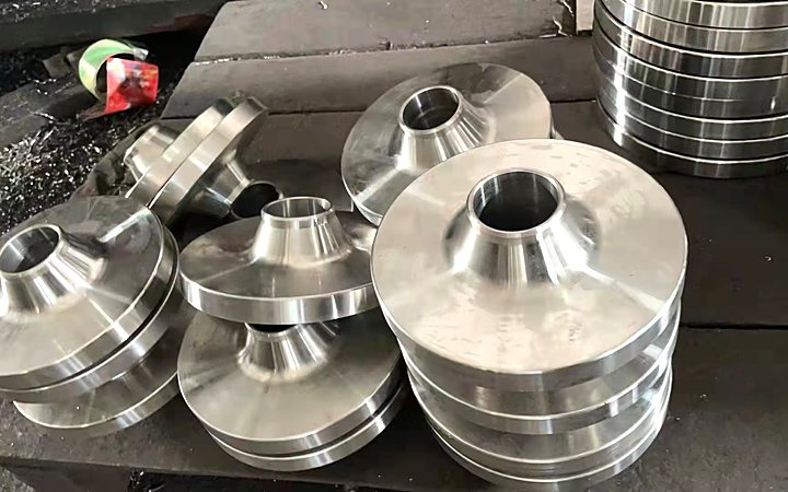 Alloy flanges with heat identification tags on the workshop floor